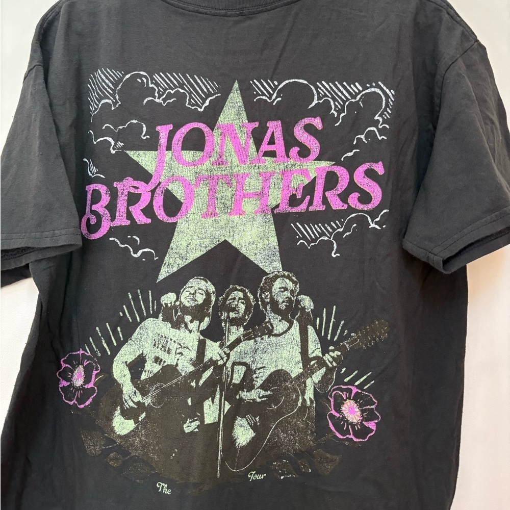 NWOT Urban Outfitters Jonas Brothers Graphic Tee Size Medium - Picture 10 of 11